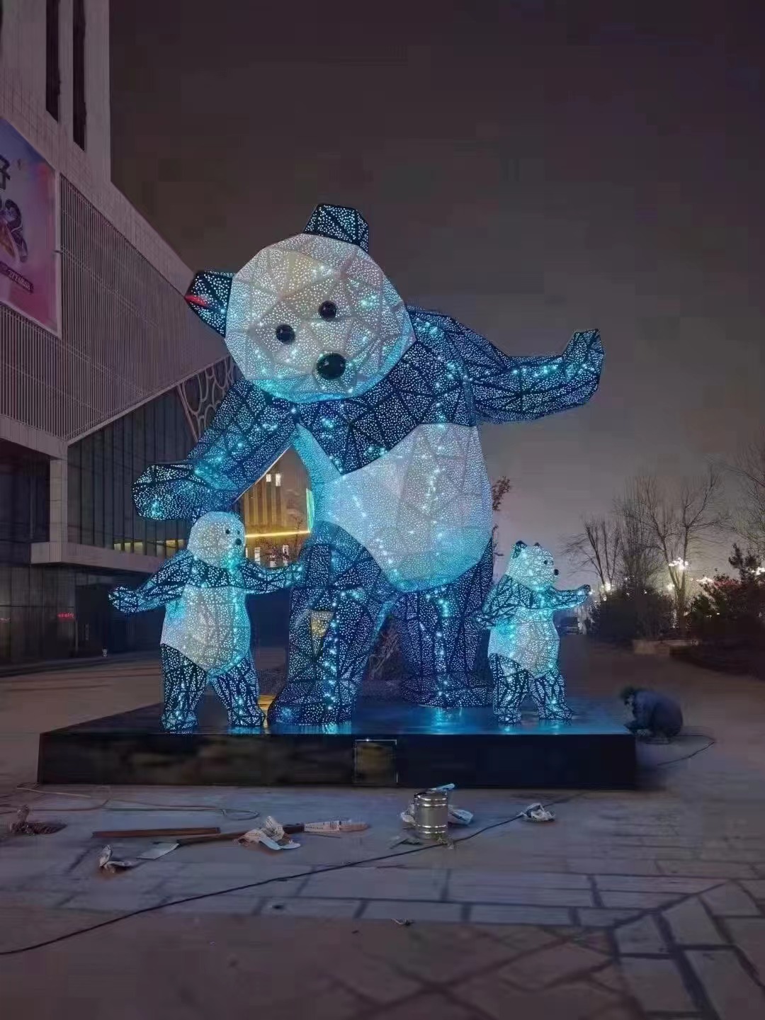 武汉不锈钢雕塑镂空铁艺大熊猫雕塑